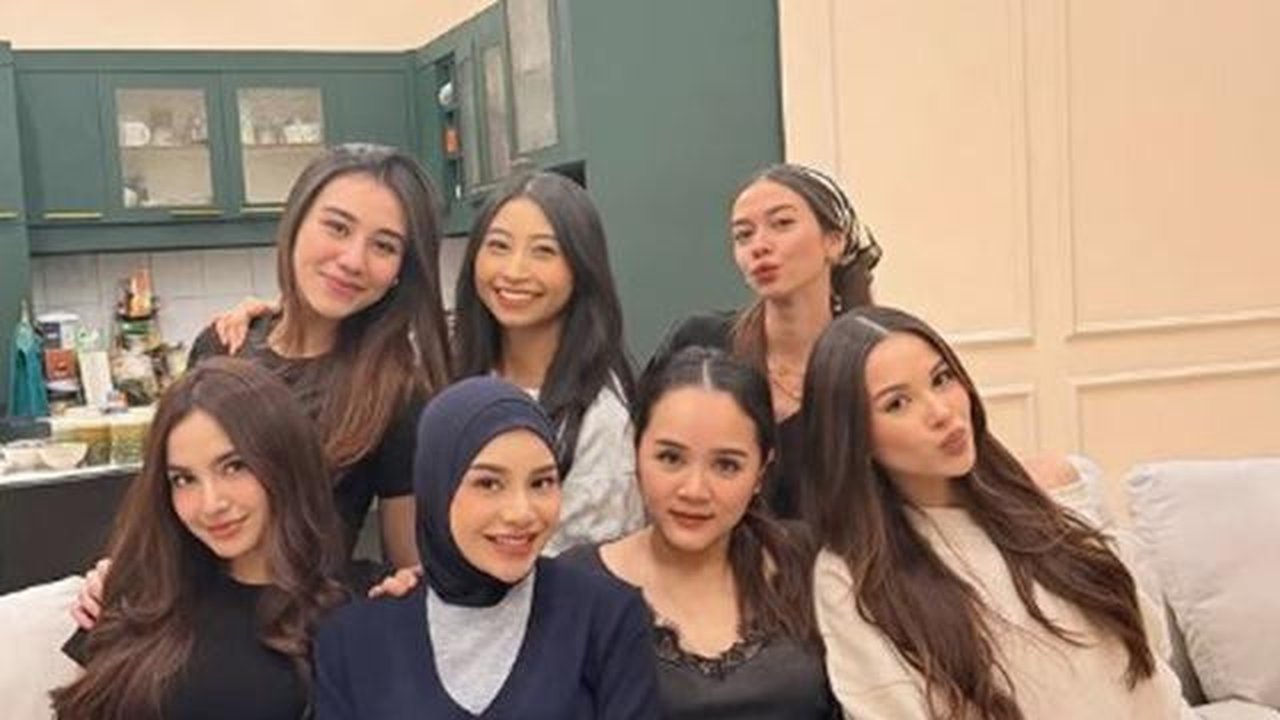 Potret dapur dan meja makan di rumah Aaliyah Massaid saat bukber geng artis. [IG: @aurelie.hermansyah]