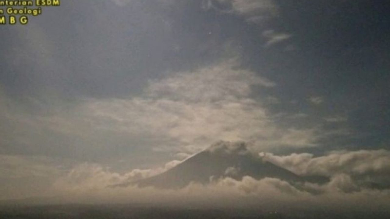 Gunung Semeru erupsi pada Jumat pagi, memuntahkan kolom abu setinggi 400 meter di atas puncak. Warga diimbau untuk waspada karena Gunung Semeru berstatus Siaga.
