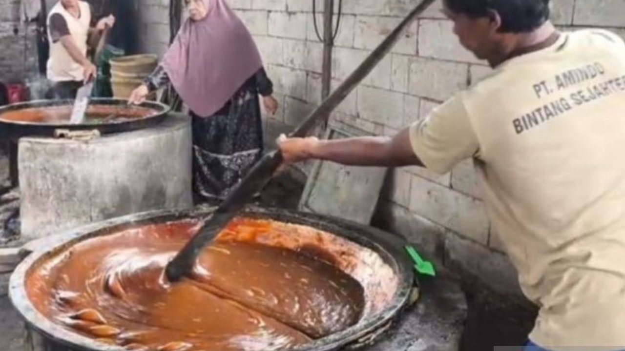 UMKM Dodol Betawi di Kabupaten Bekasi mengalami lonjakan pesanan signifikan selama Ramadhan 1447 H, dengan produksi yang meningkat drastis untuk memenuhi permintaan konsumen yang tinggi.