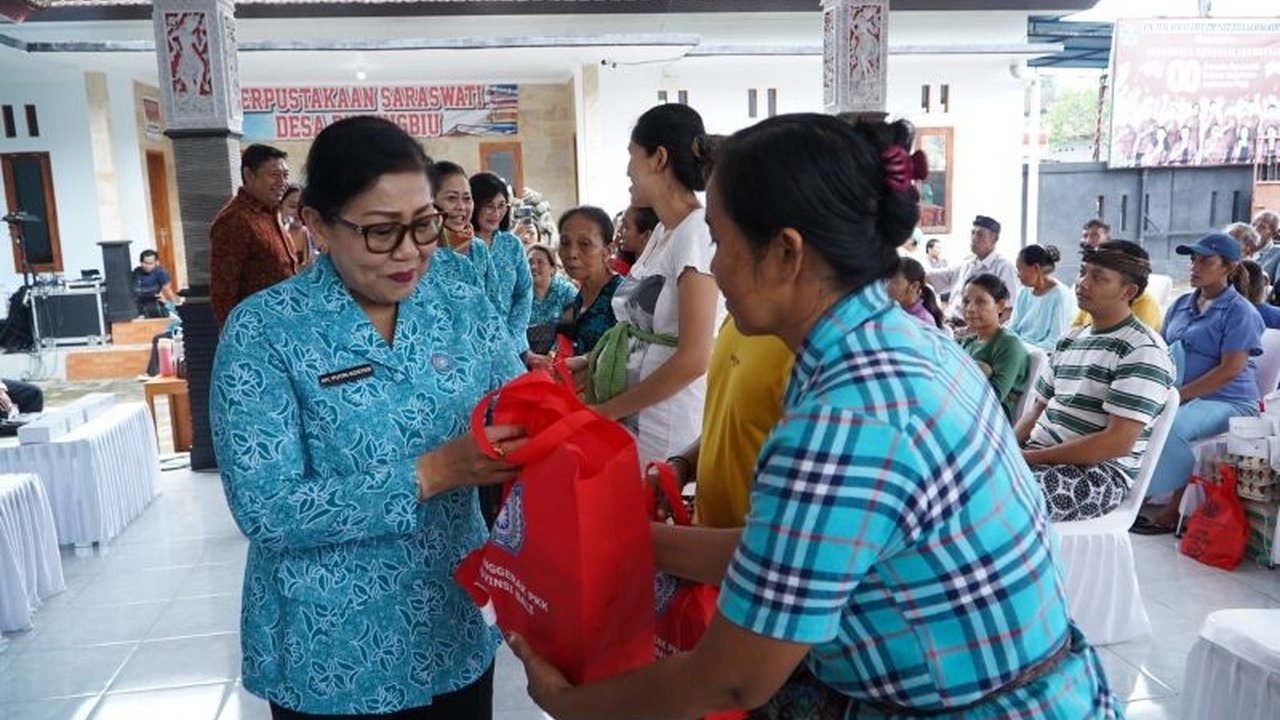 TP PKK Provinsi Bali dan Kabupaten Buleleng bersinergi dalam Program Bergerak dan Berbagi, menyalurkan bantuan sembako kepada warga kurang mampu di tiga desa di Buleleng. Simak detail program PKK Bali Buleleng ini yang bertujuan meningkatkan kesejahteraan