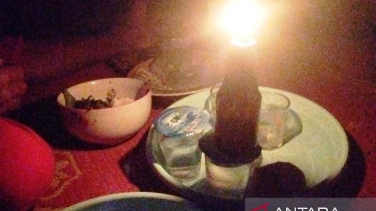 Ratusan korban banjir bandang di Beutong Ateuh Banggalang, Nagan Raya, Aceh, terpaksa menjalani ibadah puasa Ramadan tanpa pasokan listrik, memicu keprihatinan mendalam dan desakan kepada pemerintah.