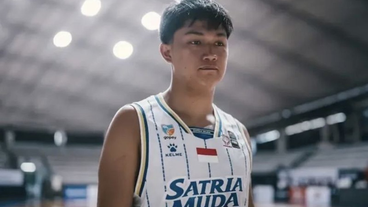 Manajemen Satria Muda Pertamina Bandung skors Karl Gloria hingga akhir musim IBL 2026 akibat indisipliner. Keputusan ini demi menjaga integritas tim di atas kepentingan individu.