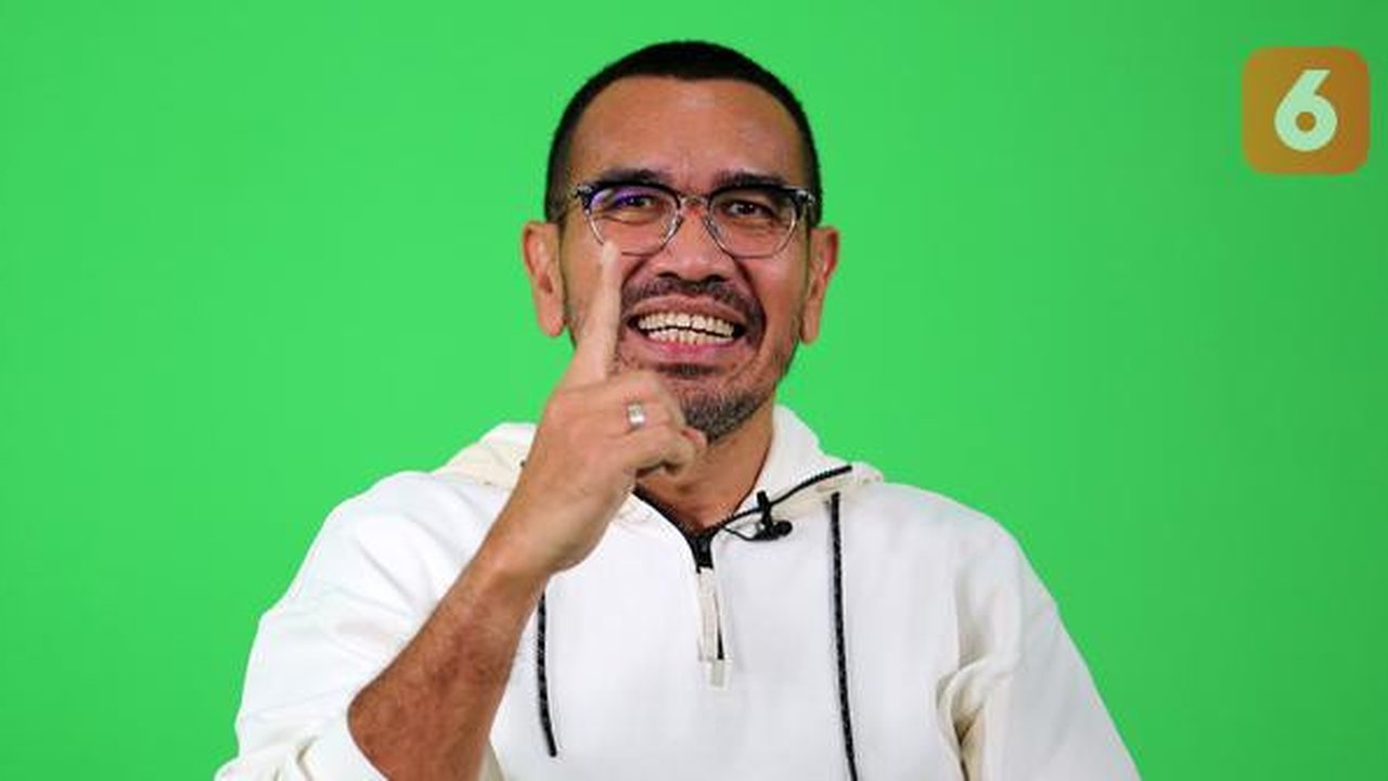 Exco PSSI, Arya Sinulingga memberikan keterangan saat acara Ngobrol Seru BRI Liga 1 di KLY Office, Menteng, Jakarta, Kamis (01/06/2023). (Bola.com/Bagaskara Lazuardi)