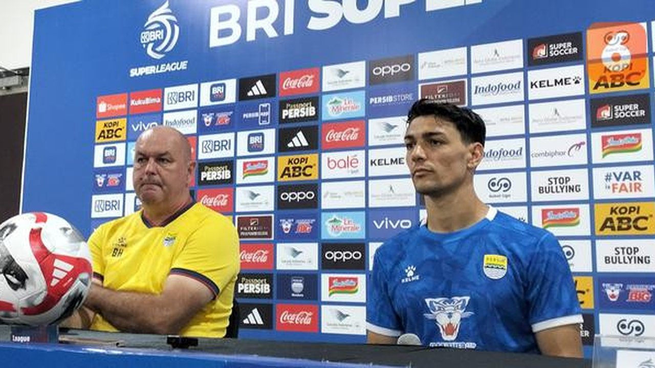 Pemain Persib Bandung, Federico Barba (kanan), dan sang pelatih, Bojan Hodak, dalam sesi konferensi pers, Jumat (26/12/2025), menjelang laga melawan PSM Makassar.  (Bola.com/Erwin Snaz)