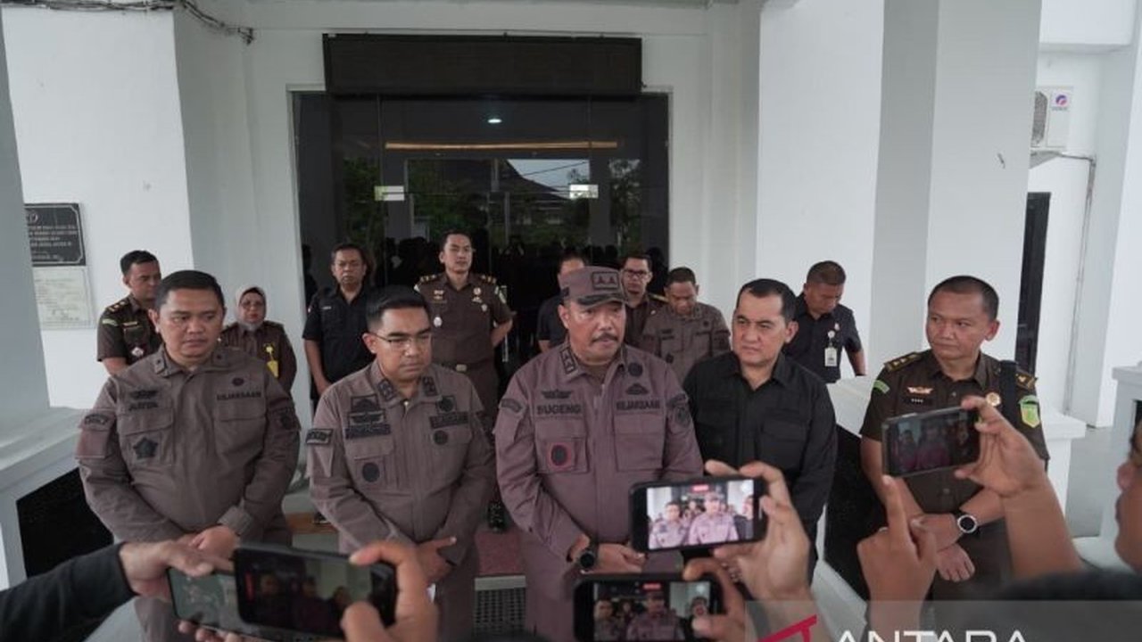 Kajati Jambi Sugeng Haryadi meminta Suku Anak Dalam (SAD) menyerahkan Temenggung Bujang Rimbo untuk melanjutkan persidangan kasus kesusilaan, setelah terdakwa kabur dari PN Tebo.