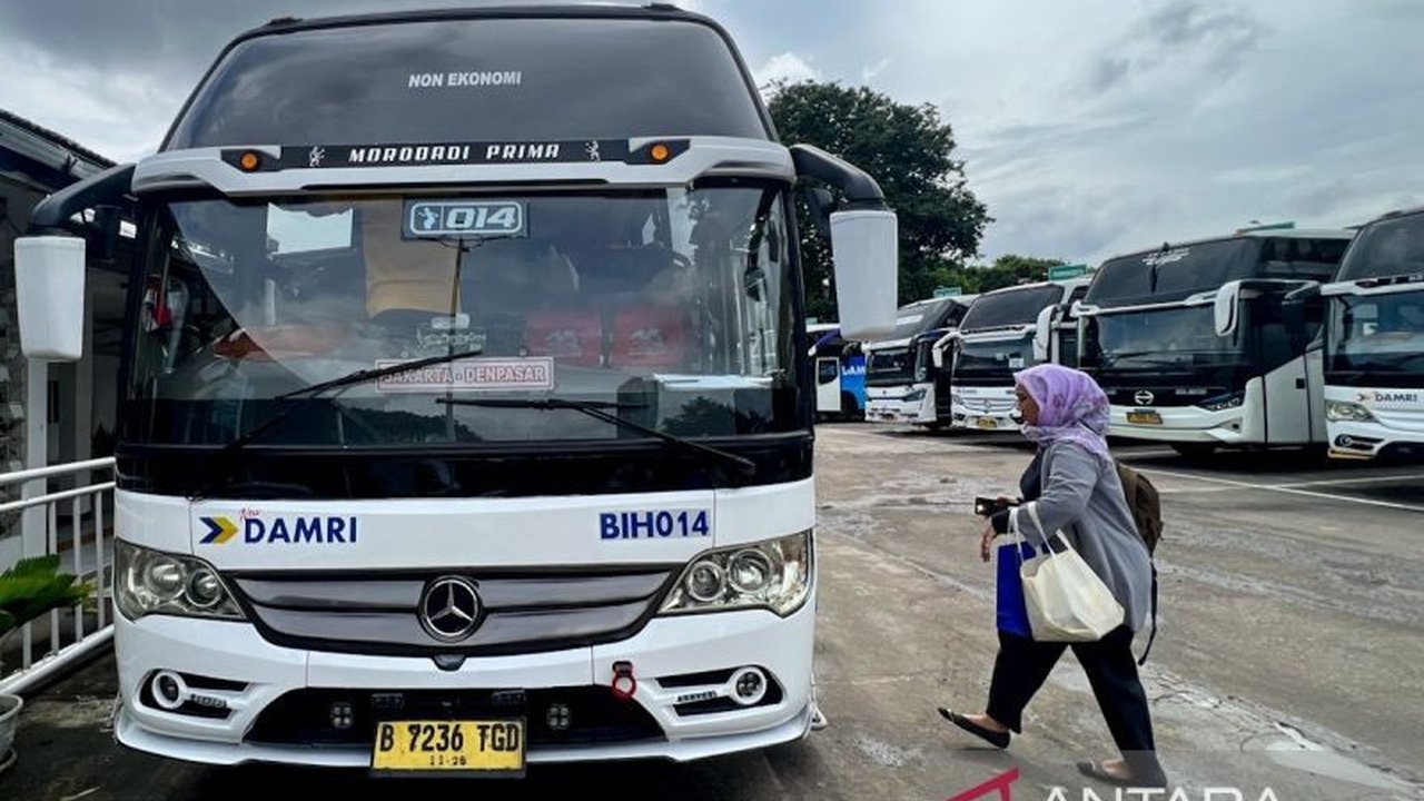 Perum Damri telah menyiapkan hingga 1.800 unit bus untuk mendukung kelancaran Damri Mudik Lebaran 2026, menargetkan pelayanan bagi sekitar 2,7 juta pemudik selama periode mudik tahun ini.