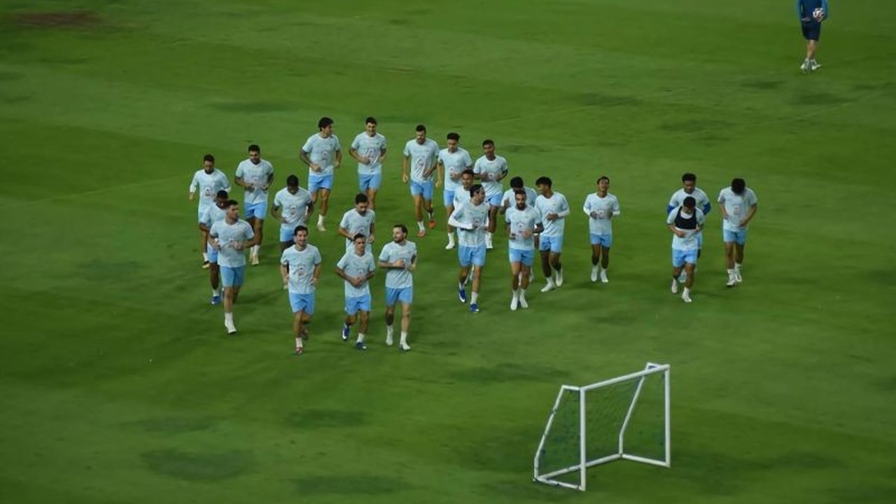 Pelatih Persib Bojan Hodak menegaskan kesiapan Persib lawan Persik, dengan seluruh pemain inti dan cadangan dalam kondisi prima. Kondisi ini justru menjadi tantangan tersendiri bagi Hodak dalam menentukan starting XI Maung Bandung.