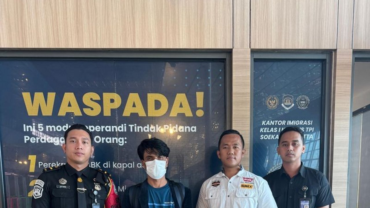 Kantor Imigrasi Kelas I TPI Pangkalpinang mendeportasi seorang WN Pakistan berinisial FM (44) karena terbukti melanggar Undang-Undang Keimigrasian, menegaskan komitmen pengawasan ketat.