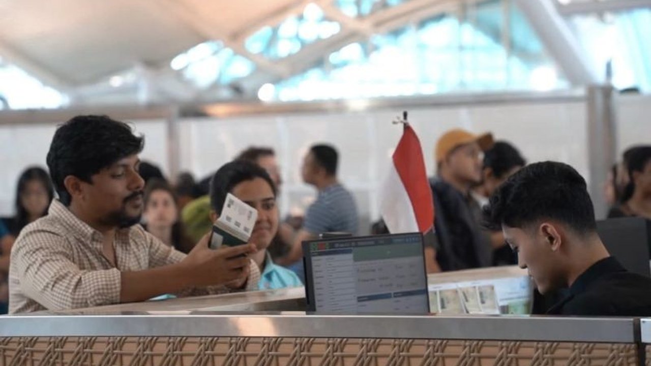 Direktorat Jenderal Imigrasi RI meningkatkan kesiapsiagaan di seluruh bandara pascakonflik Timur Tengah yang berdampak pada penutupan ruang udara. Langkah cepat diambil untuk mitigasi, memastikan pelayanan optimal dan kondusif bagi ribuan penumpang terdam