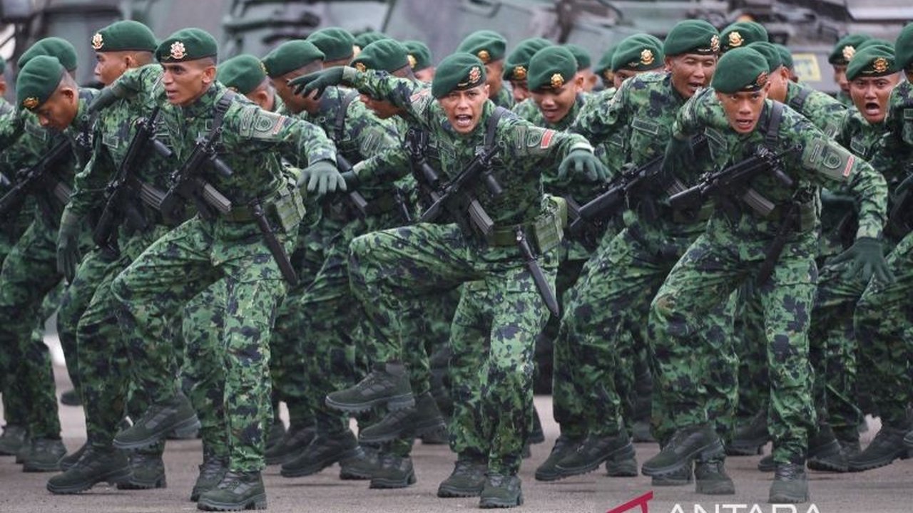 Komando Cadangan Strategis TNI AD (Kostrad) secara resmi memperkenalkan seragam baru bercorak hijau laurel dalam perayaan HUT Ke-65 di Depok, Jawa Barat, yang melambangkan kehormatan dan ketangguhan prajurit.