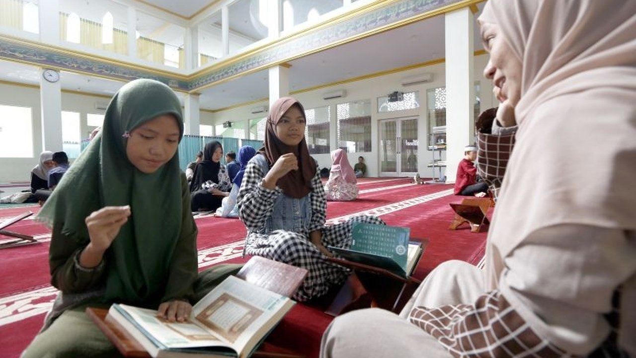 Puluhan tunarungu di Gorontalo antusias mengikuti Sekolah Ramadhan Inklusif, belajar Al Quran isyarat hingga fikih. Program ini mengisi kekosongan edukasi Islam bagi disabilitas tuli.