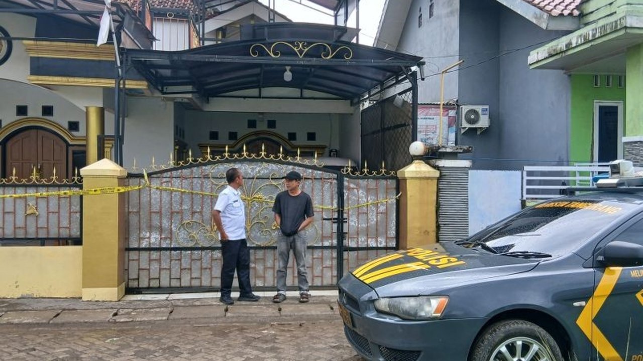 Geger! Seorang istri muda di Tangerang nekat habisi suami sendiri dengan senjata tajam. Polisi kini tengah menyelidiki motif di balik kasus pembunuhan ini.