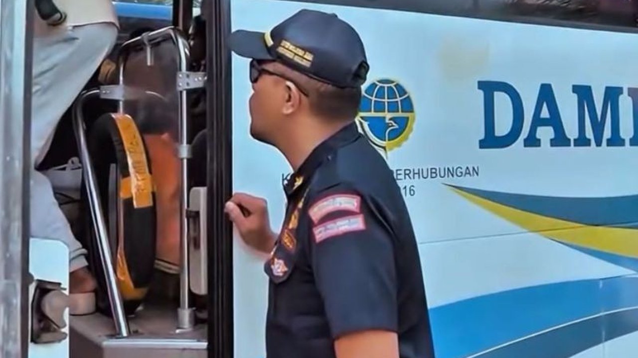 Jelang mudik Lebaran 2026, BPTD Maluku gencar melakukan ramp check bus di Ambon. Langkah ini memastikan setiap armada laik jalan demi keselamatan dan kenyamanan pemudik.
