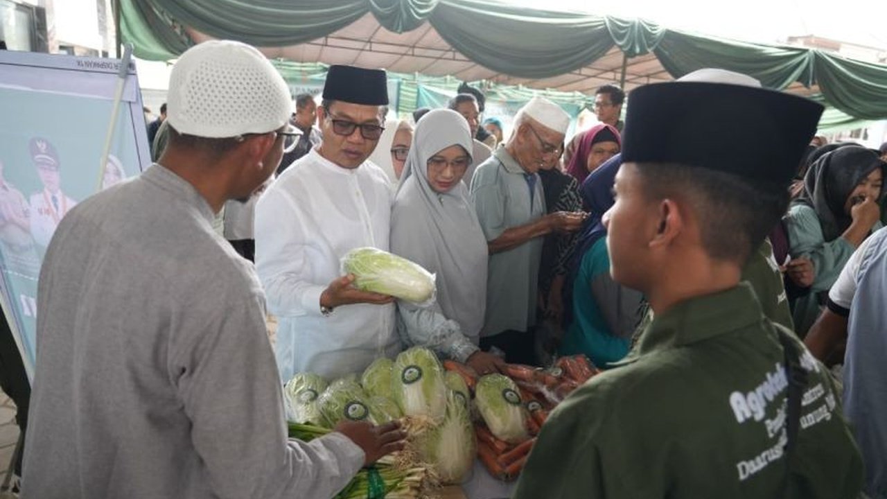 Pemkab Bandung menggelar Gerakan Pangan Murah Bandung di Desa Tegalluar, Bojongsoang, dengan menyediakan 2.500 paket kebutuhan pokok terjangkau untuk meringankan beban warga di bulan Ramadhan.