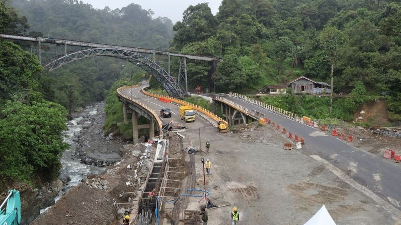 Balai Pelaksanaan Jalan Nasional (BPJN) Sumatera Barat menargetkan perbaikan Jalan Lembah Anai di Kabupaten Tanah Datar rampung Juli 2026 setelah rusak akibat banjir bandang. Simak progres dan metode perbaikan Jalan Lembah Anai yang krusial ini.