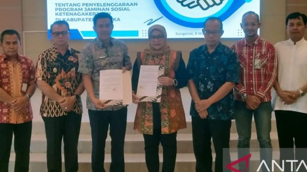 Bupati Bangka Fery Insani menandatangani MoU dengan BPJS Ketenagakerjaan Pangkalpinang, menegaskan perlindungan ketenagakerjaan esensial demi rasa aman pekerja di tengah dinamika dunia kerja.