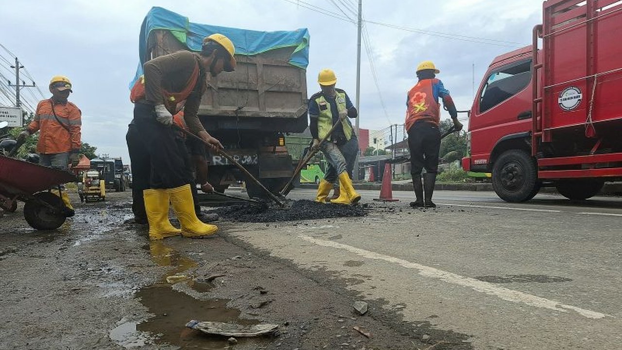 Balai Pelaksanaan Jalan Nasional (BPJN) Lampung telah menutup ribuan lubang di jalan nasional untuk mendukung kelancaran Angkutan Lebaran 2026. Penutupan Lubang Jalan Nasional Lampung ini mencapai hampir 80 persen dari total target, memastikan keamanan pe