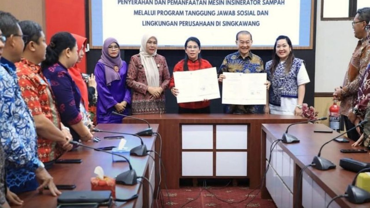 Pemerintah Kota Singkawang menerima bantuan satu unit mesin insinerator sampah berkapasitas 5 ton per hari dari PT Goshen Pinnacle Indonesia. Kolaborasi ini diharapkan menjadi solusi efektif untuk mengatasi volume sampah yang terus meningkat di Singkawang