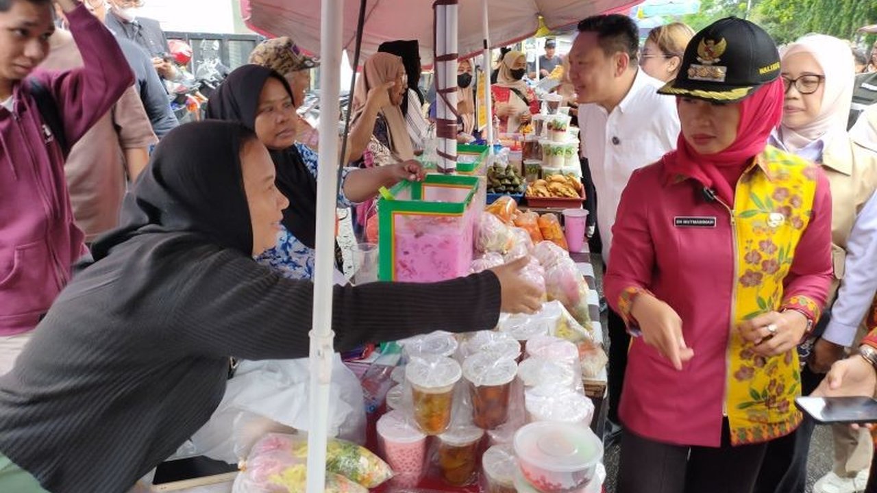 Tren penjualan takjil Ramadhan di sentra kuliner Jalan Panjang, Jakarta Barat, menunjukkan penurunan signifikan pada pekan kedua. Apa saja faktor yang memengaruhi penjualan takjil Ramadhan kali ini?