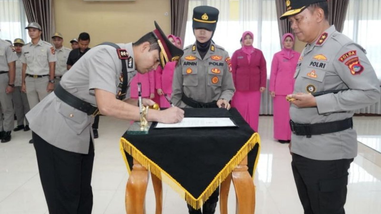 Kapolda NTB Irjen Pol. Edy Murbowo resmi melantik AKBP Mubiarto Banu Kristanto sebagai Kapolres Bima Kota, menggantikan pejabat sebelumnya yang tersangkut kasus narkoba, menandai penyegaran penting di tubuh Polri.