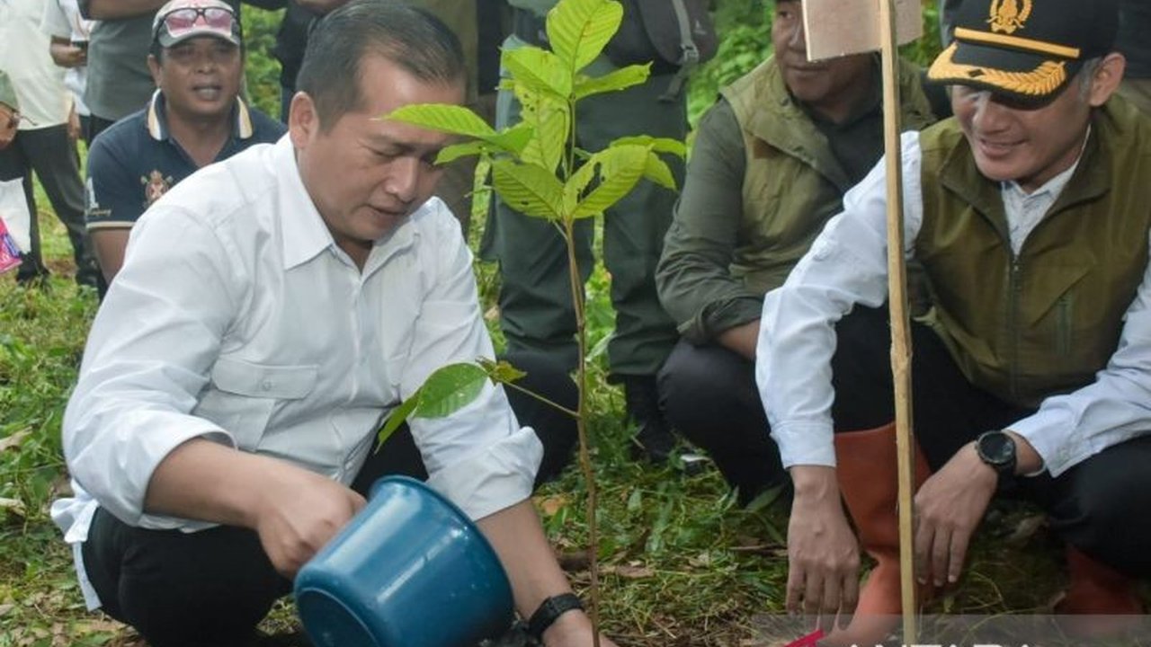 Gubernur NTB Lalu Muhamad Iqbal menyerukan masyarakat untuk memperkuat komitmen menjaga Kelestarian Hutan NTB, mengingat dampak kerusakan hutan yang memicu berbagai bencana alam yang merugikan.