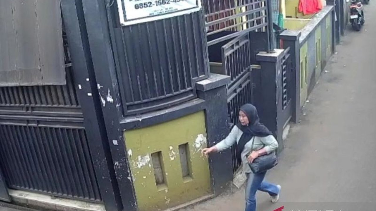 Kepolisian terus berupaya mengungkap identitas perempuan terduga pencuri uang takziah di Kramat Jati, Jakarta Timur, dengan memanfaatkan sketsa wajah berdasarkan keterangan saksi. Kasus sketsa wajah pencuri uang takziah ini menjadi sorotan publik dan meni