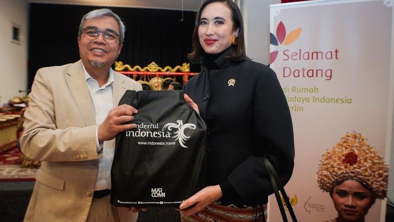 Menteri Kemenekraf Widiyanti Putri Wardhana kunjungi Rumah Budaya Indonesia (RBI) di Berlin, Jerman, perkuat Kemenekraf Promosi Pariwisata Budaya Indonesia, menarik dunia mengenal kekayaan tradisi Nusantara.