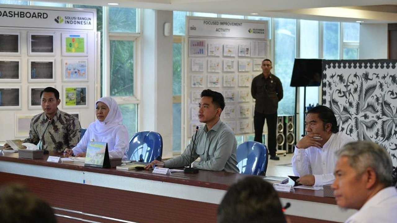 Wakil Presiden Gibran Rakabuming Raka memimpin rapat koordinasi penanganan banjir di Tuban, Jawa Timur, menekankan percepatan pemulihan fasilitas umum dan antisipasi penyakit pasca-Banjir Tuban.