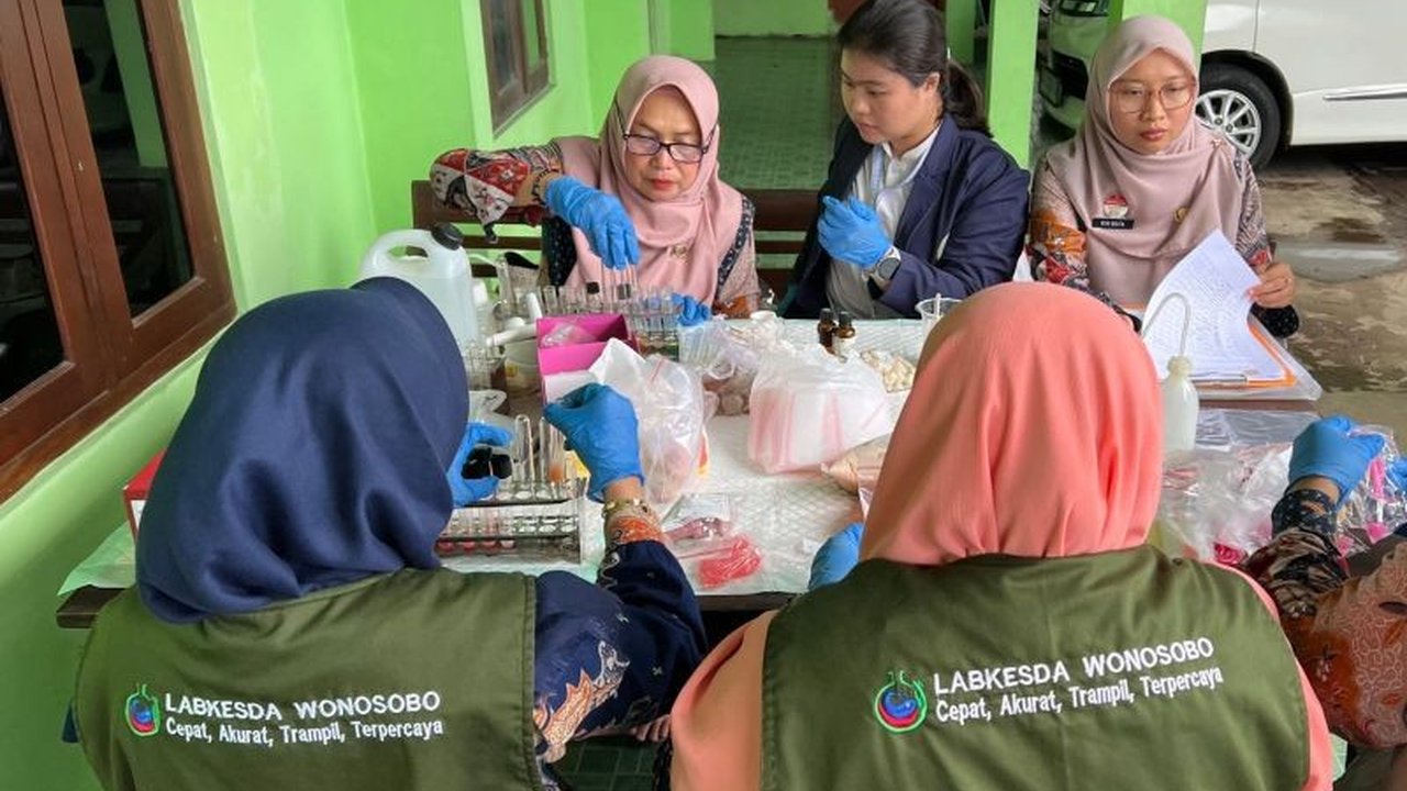 Dinas Kesehatan Wonosobo gencar pantau keamanan pangan di pujasera dan pasar tradisional selama Ramadan, memastikan takjil dan makanan lainnya aman dikonsumsi masyarakat dari bahan berbahaya.