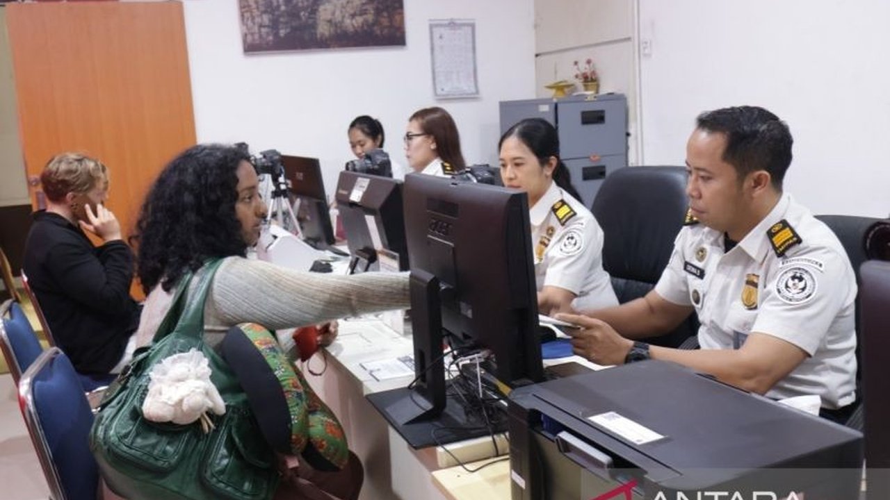 Imigrasi Bali telah mengeluarkan 302 Izin Tinggal Keadaan Terpaksa (ITKT) bagi Warga Negara Asing (WNA) yang terdampak konflik di Timur Tengah, menawarkan solusi bagi mereka yang terkendala penerbangan dan memastikan keberadaan legal di Indonesia.