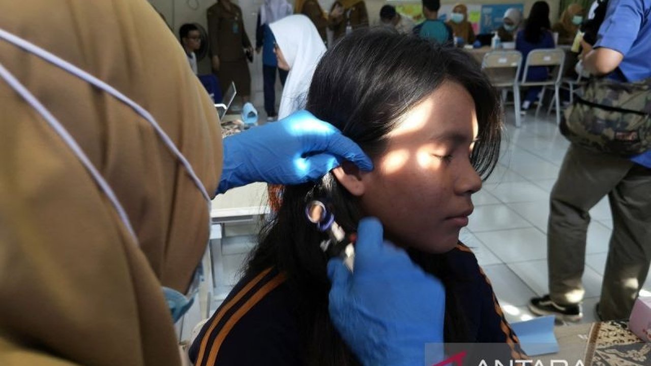 Serumen telinga, atau kotoran telinga, sering dianggap mengganggu. Namun, seorang dokter spesialis menjelaskan fungsi serumen yang vital dalam menjaga kesehatan liang telinga dan melindunginya dari infeksi.