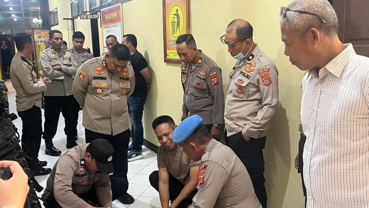 Kapolres Buton AKBP Ali Rais Ndraha melakukan pengecekan mendadak gudang logistik untuk memastikan keamanan dan pengawasan senjata api dinas, demi mencegah penyalahgunaan dan menjaga profesionalitas anggota.