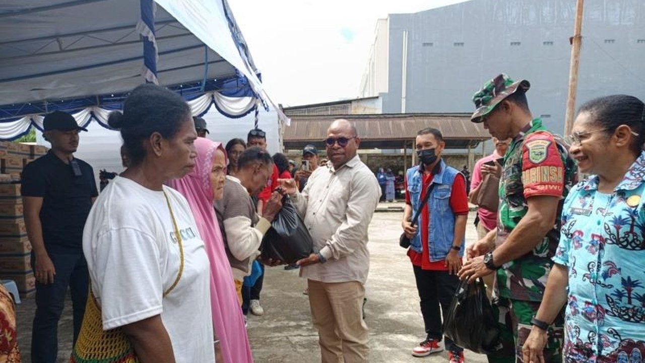 Pemerintah Kota Sorong menyalurkan 1.561 paket sembako melalui **pasar murah Pemkot Sorong** di sejumlah distrik, membantu warga mendapatkan kebutuhan pokok terjangkau jelang Idul Fitri dan menjaga daya beli masyarakat.