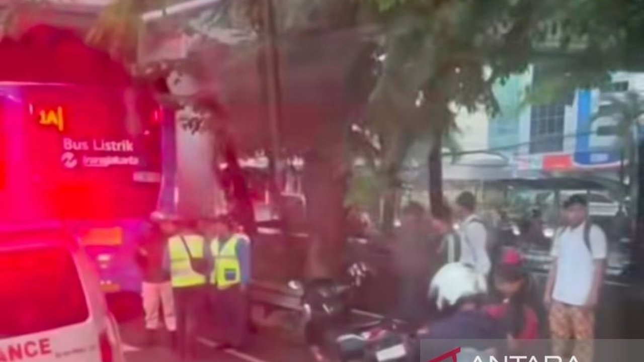 Sebuah kecelakaan maut pengendara motor di Jakut merenggut nyawa seorang pemotor di Jalan Bandengan Utara Raya. Insiden tragis ini melibatkan sepeda motor dan Bus TransJakarta, memicu pertanyaan tentang fokus berkendara.