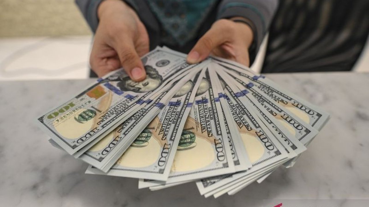 Rupiah melemah terhadap dolar AS di awal perdagangan Jumat, seiring pelaku pasar bersikap wait and see menanti rilis data tenaga kerja Amerika Serikat yang menjadi sentimen utama.