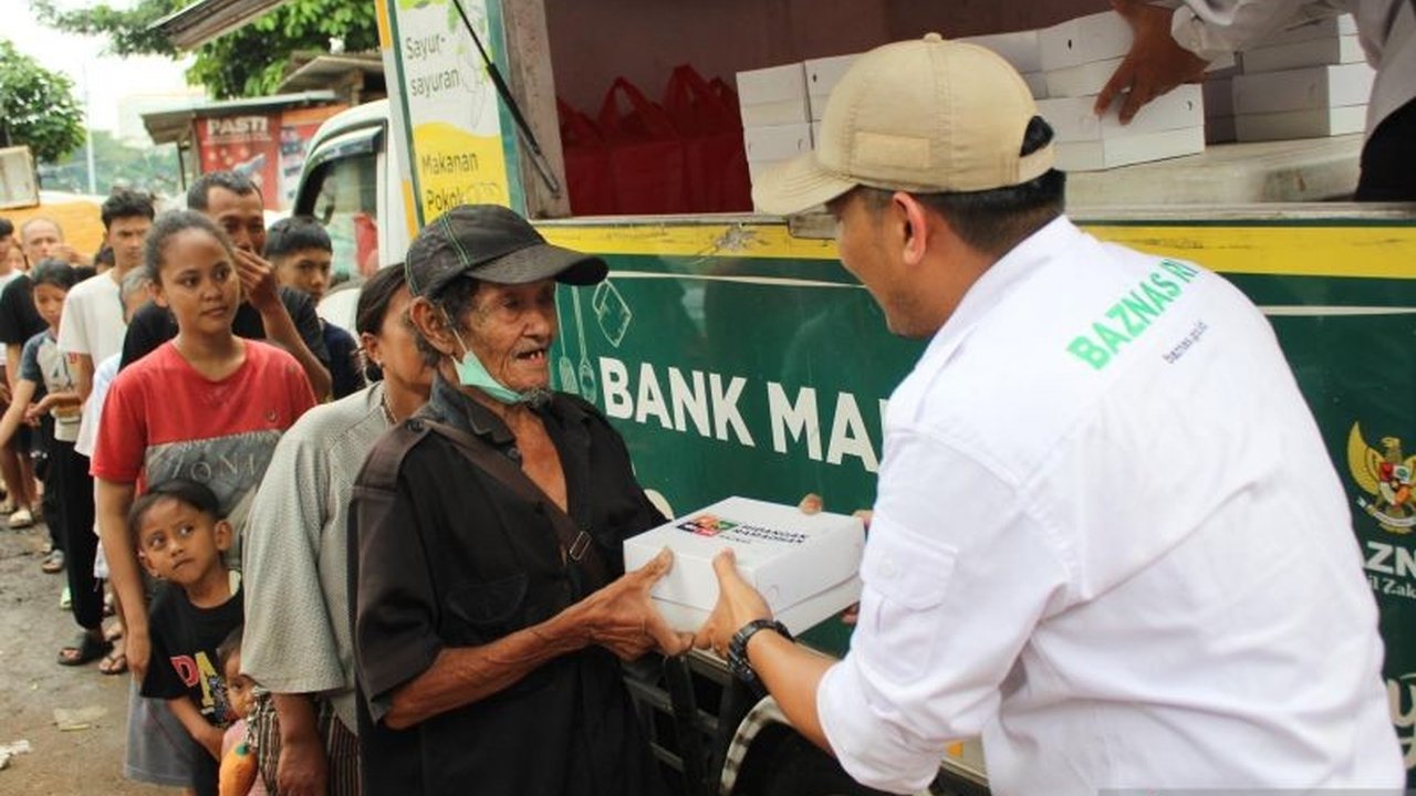 Baznas Distribusi Takjil berupa 55.150 paket makanan siap saji untuk berbuka puasa kepada masyarakat membutuhkan di Jabodetabek dan Sumatera, bantu penuhi gizi mustahik dan sukseskan Ramadan berkah.
