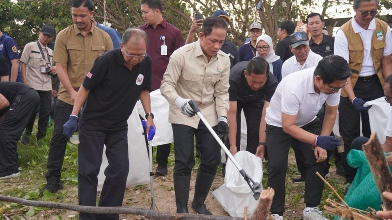 Menteri Lingkungan Hidup Hanif Faisol Nurofiq menekankan urgensi reformasi pengelolaan sampah Bali demi menjaga citra pariwisata Indonesia dan keberlanjutan lingkungan.
