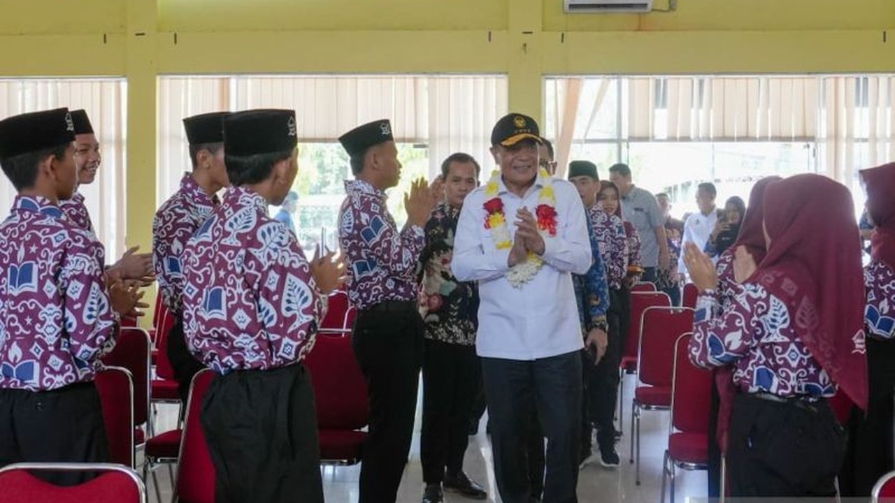 Menko Polkam Djamari Chaniago meninjau SRMA di Riau, memastikan kualitas SRMA di daerah dengan fasilitas layak dan tenaga pengajar berkompeten demi masa depan siswa.