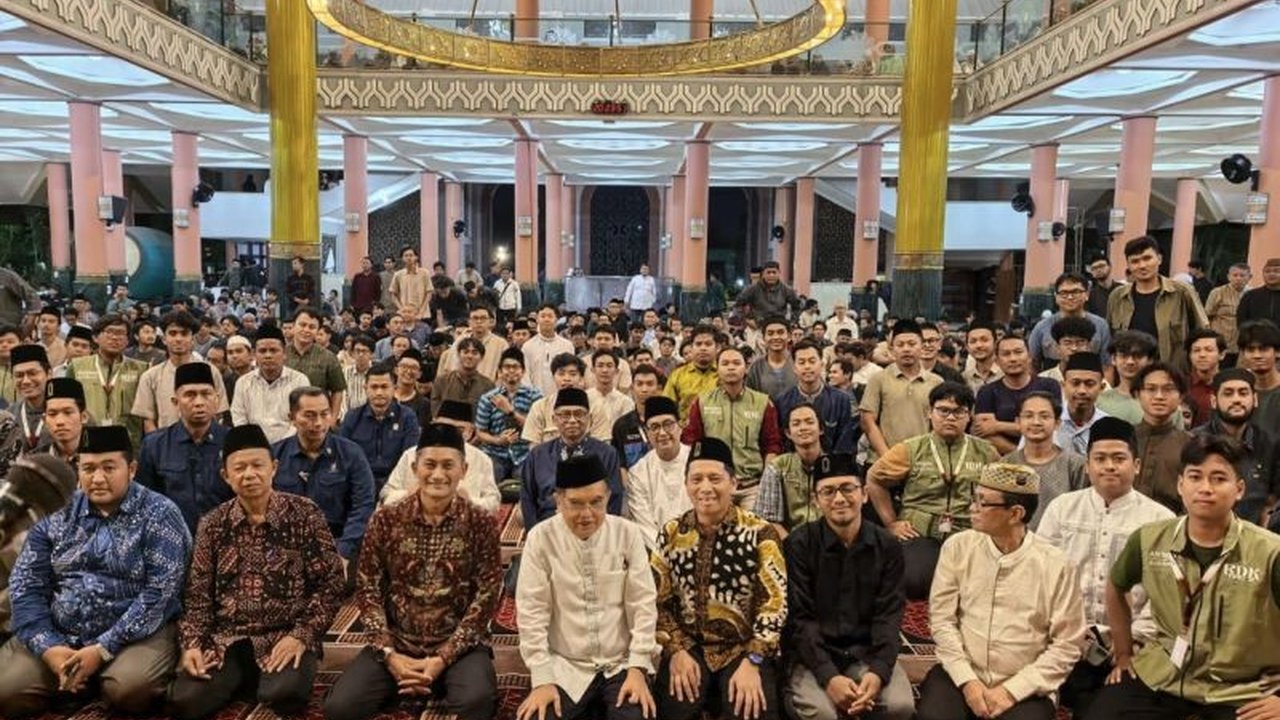 Jusuf Kalla (JK) menyoroti pentingnya keadilan dan penguasaan teknologi sebagai fondasi utama menciptakan perdamaian dunia, menekankan peran strategis Indonesia dalam isu krusial ini.