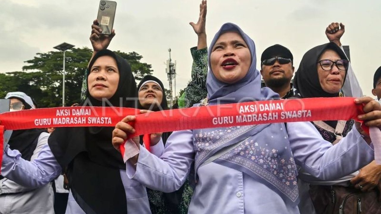 Wacana pengangkatan guru madrasah swasta menjadi Pegawai Pemerintah dengan Perjanjian Kerja (PPPK) kembali menguat, membawa harapan baru bagi ribuan pendidik yang selama ini mengabdi dengan dedikasi tinggi namun minim kesejahteraan.
