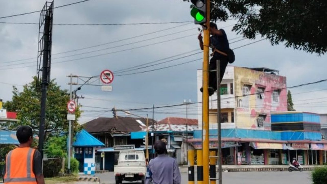Dinas Perhubungan Rejang Lebong melakukan perbaikan lampu lalu lintas di Kota Curup untuk kelancaran arus mudik Lebaran 2026, memastikan keamanan dan kenyamanan pemudik.