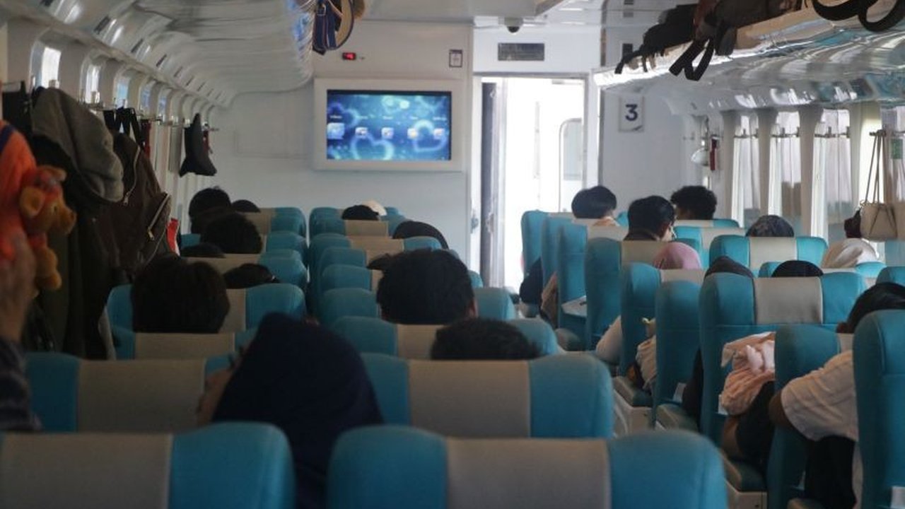 Sejumlah perjalanan kereta api di wilayah Daerah Operasi 9 Jember mengalami keterlambatan signifikan akibat insiden truk menabrak KA Blambangan Ekspres di perlintasan sebidang Probolinggo, memicu gangguan operasional dan penanganan cepat dari KAI.