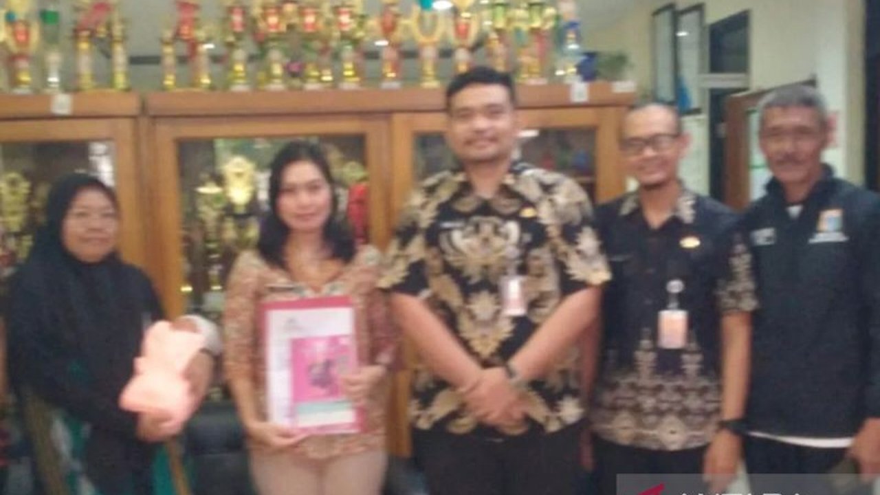 Bayi Ameera Ramadhani, bayi temuan Jaksel, mendapatkan perawatan intensif di Panti Sosial Asuhan Anak Balita Tunas Bangsa Cipayung. Simak detail asupan susu khusus dan pemeriksaan kesehatannya untuk memastikan tumbuh kembang optimal.