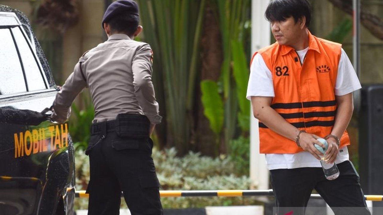 Komisi Pemberantasan Korupsi (KPK) terus mendalami kasus korupsi di lingkungan Bea Cukai, melibatkan importir pakaian hingga alat masak yang menggunakan jasa forwarder, memicu pertanyaan besar tentang pengawasan impor di Indonesia.