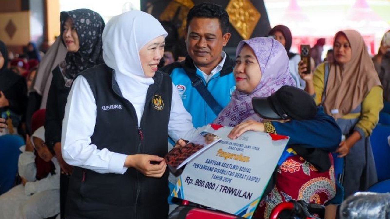 Gubernur Jatim Khofifah Indar Parawansa menyalurkan Bantuan Sosial Jawa Timur senilai Rp8,35 miliar di Tuban, memperkuat perlindungan sosial dan mendorong kemandirian Ekonomi Tuban. Simak detailnya!