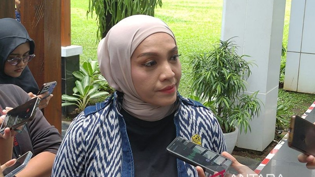 Kementerian Energi dan Sumber Daya Mineral (ESDM) menjamin harga BBM bersubsidi tidak naik dan stok aman jelang Idul Fitri, menepis kekhawatiran masyarakat di tengah gejolak harga minyak dunia.