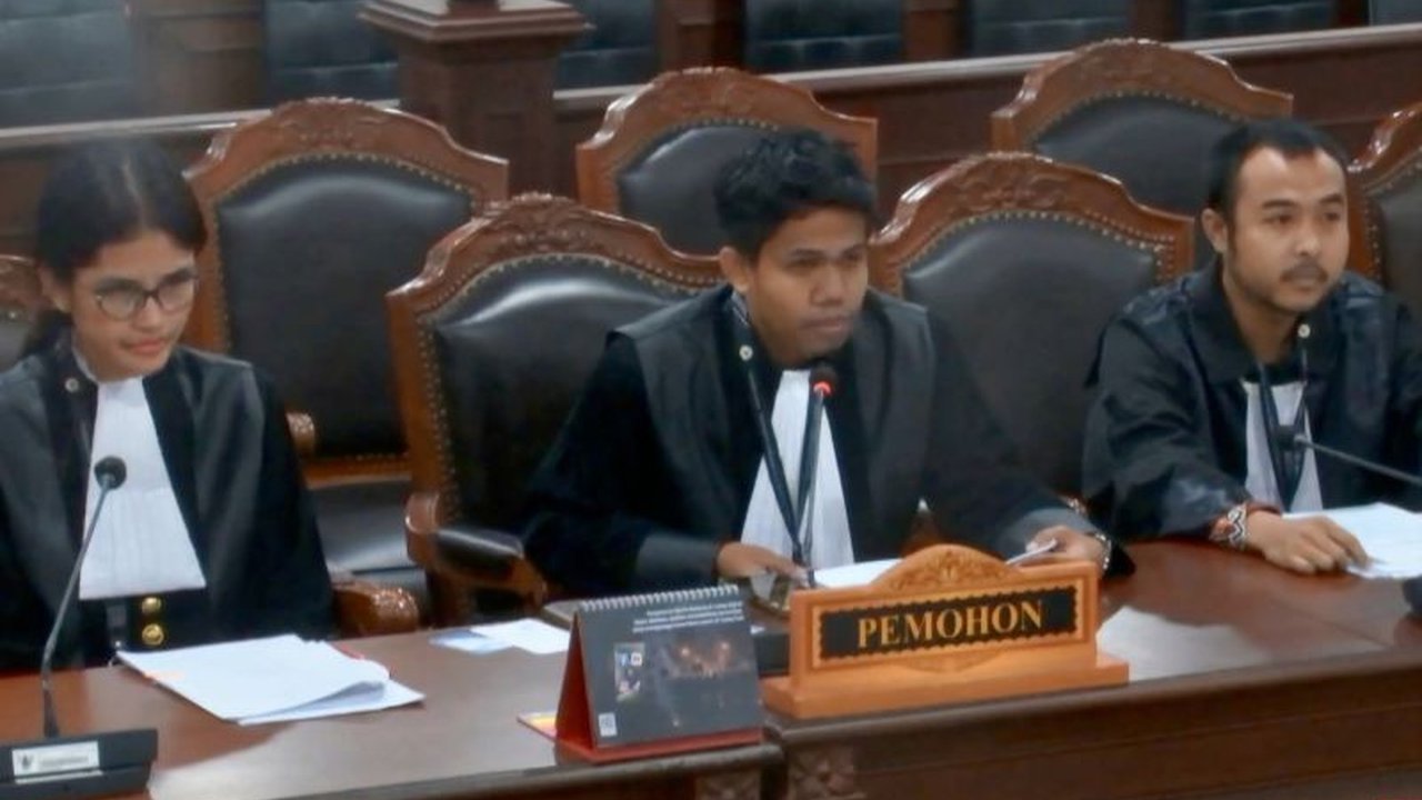 Pegawai Pemerintah dengan Perjanjian Kerja (PPPK) menguji Undang-Undang Aparatur Sipil Negara (UU ASN) ke Mahkamah Konstitusi (MK), menuntut kesetaraan hak dengan PNS dalam jabatan dan pensiun. Mereka menolak menjadi 'ASN kelas dua' karena pembatasan kari