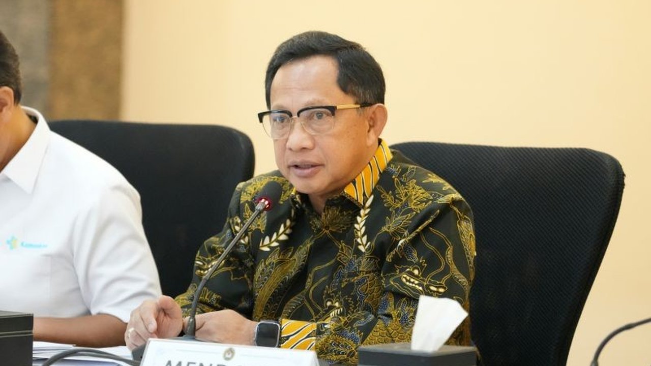 Menteri Dalam Negeri Tito Karnavian menargetkan tidak ada lagi pengungsi yang bertahan di tenda sebelum Lebaran. Target Mendagri ini menjadi perhatian serius pemerintah untuk pemulihan pascabencana dan memastikan hunian layak bagi masyarakat terdampak.