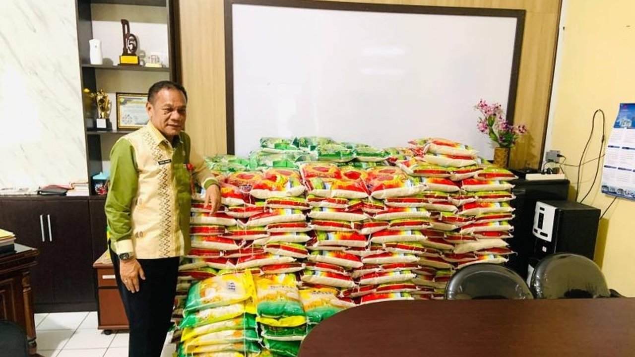 Pemerintah Kota Baubau melalui Disperkimtan menyalurkan 1.200 paket bantuan beras premium kepada kaum dhuafa dalam program 'Ramadhan Berbagi'. Inisiatif ini melampaui target awal, menunjukkan kepedulian sosial yang tinggi dan memastikan bantuan beras Pemk