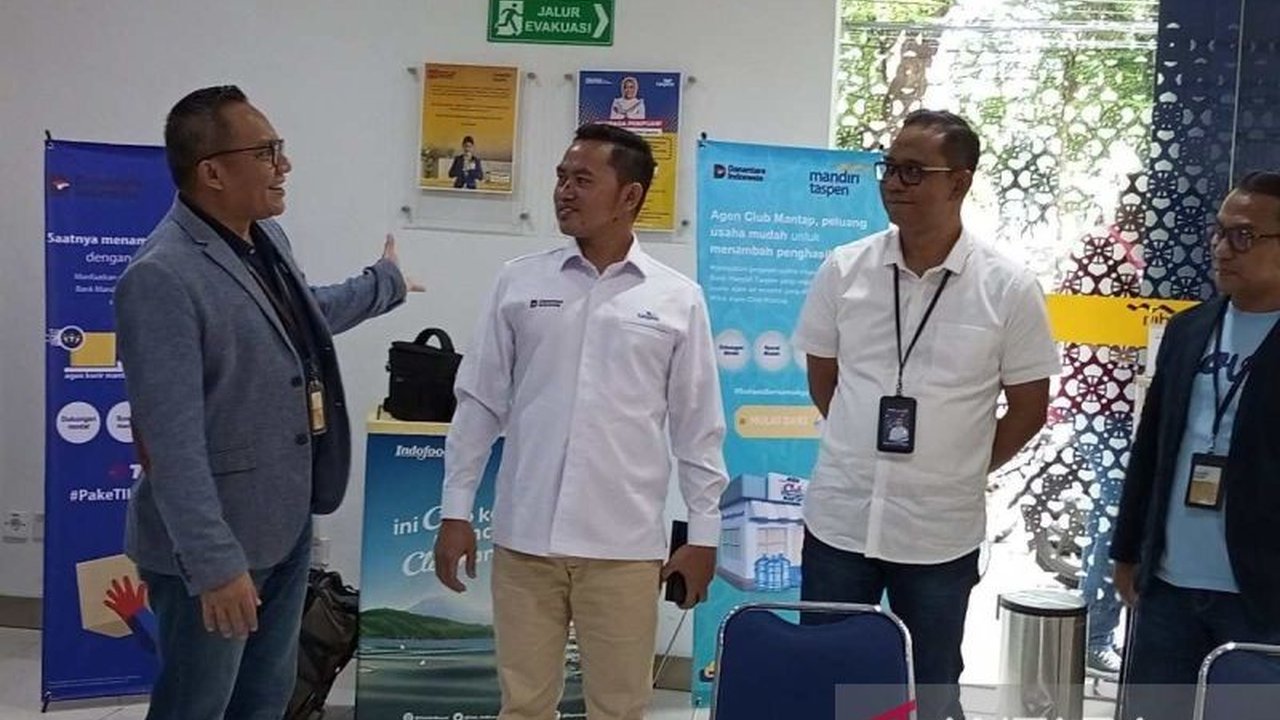 Komisaris Independen PT Taspen memantau langsung penyaluran THR pensiunan di Makassar. Pemantauan ini untuk memastikan kelancaran serta kualitas layanan prima bagi para pensiunan.